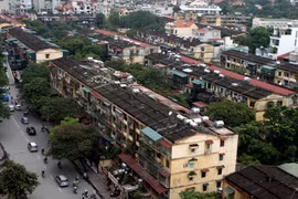 Một góc khu tập thể Trung Tự, quận Đống Đa, một trong các khu tập thể cũ, chất lượng đã xuống cấp. (Ảnh: Tuấn Anh/TTXVN)