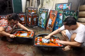 Sản xuất hàng sơn mài xuất khẩu. (Ảnh: Vũ Sinh/TTXVN)