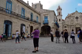 Khách du lịch tham quan khu phổ cổ ở La Habana tại Cuba. (Ảnh: AFP/TTXVN)