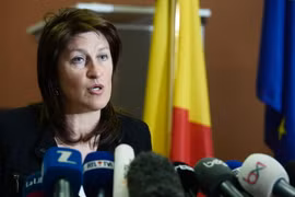 Bà Jacqueline Galant phát biểu tại cuộc họp báo ở Brussels sau khi đệ đơn xin từ chức. (Ảnh: AFP/TTXVN)