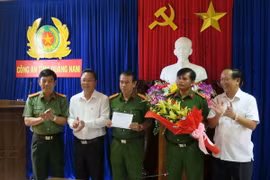 Lãnh đạo tỉnh Quảng Nam thưởng "nóng” Ban chuyên án. (Ảnh: Nguyễn Sơn/TTXVN)