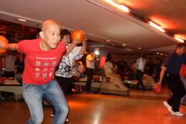 Lãnh đạo Đại sứ quán các nước ASEAN khởi động thi đấu Bowling. (Ảnh: VIệt Sơn/Vietnam+)