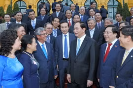Chủ tịch nước Trần Đại Quang với các Đại sứ, Trưởng đại diện cơ quan Ngoại giao của Việt Nam ở nước ngoài. (Ảnh: Nhan Sáng/TTXVN)