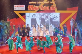 Một tiết mục trong Chương trình nghệ thuật ’’Màu hoa đỏ.’’ (Ảnh: Trọng Đức/TTXVN)