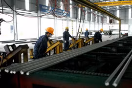 Sản xuất thép cây tại Công ty cổ phần Sản xuất Thép Việt Đức thuộc Tập đoàn Thép Việt Đức. (Ảnh: Huy Hùng/TTXVN)