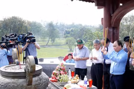 Thủ tướng Nguyễn Xuân Phúc và các đại biểu dâng hương, dâng hoa viếng các Anh hùng Liệt sỹ tại Khu di tích Quốc gia đặc biệt Thành cổ Quảng Trị. (Ảnh: Thống Nhất/TTXVN)