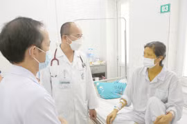 Phó Giáo sư, Tiến sỹ Đỗ Duy Cường (áo blue trắng, đứng giữa) thăm khám cho bệnh nhân Ng.T.Nh trước khi được xuất viện. (Nguồn: bachmai.gov.vn)