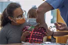 Tiêm vaccine phòng COVID-19 cho trẻ nhỏ tại Mỹ. (Ảnh: AFP/TTXVN)