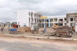 Trường mần non số 3, Khu tái định định cư Lộc An-Bình Sơn là công trình hiếm hoi có một ít công nhân đang làm việc. (Ảnh: Công Phong/TTXVN)