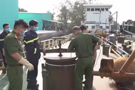 Công an khám xét phương tiện liên quan đến đường dây buôn lậu 200 triệu lít xăng. (Nguồn: congan.com.vn)