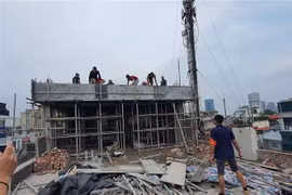 Lực lượng chức năng quận Cầu Giấy (Hà Nội) tổ chức cưỡng chế công trình vi phạm trật tự xây dựng tại 121 đường Nguyễn Khang. (Ảnh: TTXVN phát)