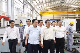 Chủ tịch Quốc hội Vương Đình Huệ thăm dây chuyền lắp giáp và sản xuất ôtô của Tập đoàn Trường Hải. (Ảnh: Doãn Tấn/TTXVN)