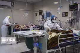 Bệnh nhân nhiễm COVID-19 được điều trị tại bệnh viện ở Tehran, Iran. (Ảnh: IRNA/TTXVN)