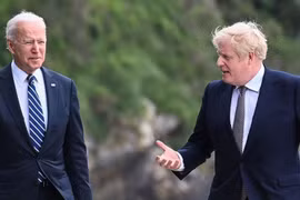 Tổng thống Mỹ Joe Biden (trái) và Thủ tướng Anh Boris Johnson trong cuộc gặp hồi tháng 6/2021. (Nguồn: Reuters)