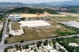 Công ty TNHH Cáp điện Việt Á thuê khu đất diện tích hơn 10.000m2 tại khu công nghiệp Liên Chiểu từ năm 2009, nhưng không triển khai dự án đã đăng ký mà xây nhà xưởng để cho thuê trái phép. (Ảnh: TTXVN phát)