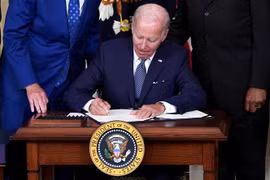 Tổng thống Mỹ Joe Biden ký một văn kiện tại Nhà Trắng ở Washington, DC. (Ảnh: AFP/TTXVN)