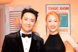 Hai anh em Trấn Thành-Uyển Ân (vai chính Ngọc Nhi) tại buổi ra mắt phim ở Hà Nội. (Ảnh: CJ)