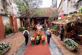 Không gian đình Kim Ngân được trang trí và tận dụng cho việc tổ chức tọa đàm, giới thiệu nghề. (Ảnh: Minh Anh/Vietnam+)