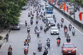 Người dân theo hướng từ Thường Tín đổ về trung tâm khá đông nhưng không gây ùn tắc. (Ảnh: PV/Vietnam+)
