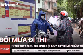 Kỳ thi tốt nghiệp THPT 2023: Thí sinh đội mưa đi thi môn đầu tiên. (Ảnh: Minh Anh/Vietnam+)
