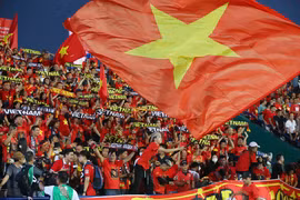 Các khán đài đầy ắp khán giả với ngập tràn màu cờ đỏ sao vàng là nguồn động viên to lớn, tiếp thêm sức mạnh cho các đội tuyển thi đấu giành chiến thắng. (Ảnh: TTXVN)