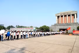 Người dân vào lăng viếng Lăng Chủ tịch Hồ Chí Minh. (Ảnh: Anh Tuấn/TTXVN)