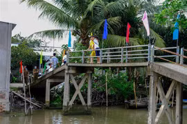 Cầu Ngọn Trà Ếch nối huyện Phong Điền (thành phố Cần Thơ) và huyện Châu Thành A (tỉnh Hậu Giang) sẽ được xây mới kiên cố, chiều rộng 3,5m, tải trọng 2,5 tấn. (Ảnh: Thanh Liêm/TTXVN)