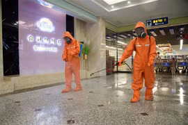 Nhân viên y tế phun khử khuẩn phòng chống dịch COVID-19 tại một cửa hàng ở Bình Nhưỡng, Triều Tiên. (Ảnh: AFP/TTXVN)
