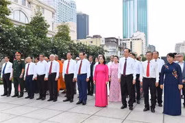 Lãnh đạo Thành phố Hồ Chí Minh dâng hương Chủ tịch Hồ Chí Minh tại Công viên tượng đài Bác Hồ (Phố đi bộ Nguyễn Huệ Quận 1). (Ảnh: Thanh Vũ/TTXVN)