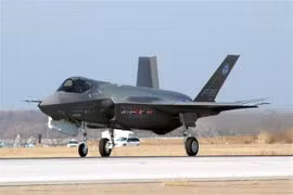 Máy bay F-35 của Tập đoàn sản xuất vũ khí Lockheed Martin trong chuyến bay thử nghiệm tại Fort Worth, Texas (Mỹ). (Ảnh: AFP/TTXVN)