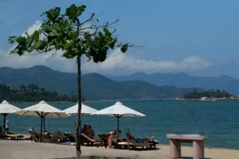 Vẻ đẹp của thành phố biển Nha Trang luôn hấp dẫn các du khách nước ngoài. (Ảnh: Ngọc Hà/TTXVN)