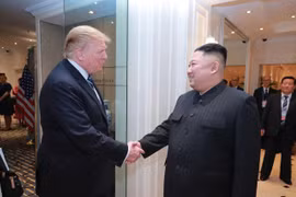 Chủ tịch Triều Tiên Kim Jong-un (phải) và Tổng thống Mỹ Donald Trump tại Hội nghị thượng đỉnh Mỹ-Triều lần thứ hai ở Hà Nội, ngày 28/2. (Nguồn: AFP/TTXVN)