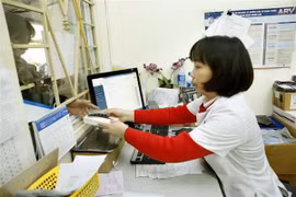 Phát thuốc ARV điều trị cho bệnh nhân HIV/AIDS. (Ảnh: Dương Ngọc/TTXVN)