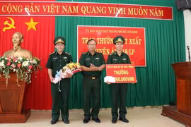 Thiếu tướng Nguyễn Hoài Phương, Phó Tư lệnh Bộ đội Biên phòng trao thưởng cho Ban chuyên án 218 LP. (Ảnh: Xuân Khu/TTXVN)