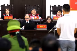 Chủ tọa phiên tòa Nguyễn Vinh Quang xét hỏi các bị cáo. (Ảnh: Trung Kiên/TTXVN)