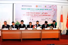 Đại diện các tập đoàn, công ty, doanh nghiệp Nhật Bản ký kết tiếp nhận 198 sinh viên được thực tập và làm việc tại Nhật Bản. (Ảnh: Trần Lê Lâm/TTXVN)