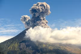 Núi lửa Agung trên đảo Bali, Indonesia, phun tro bụi ngày 6/7/2018. (Nguồn: AFP/TTXVN)