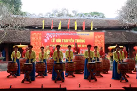 Tiết mục trống hội tại Lễ hội truyền thống Văn Miếu Mao Điền và Ngày hội sách xuân 2019. (Ảnh: Mạnh Tú/TTXVN)
