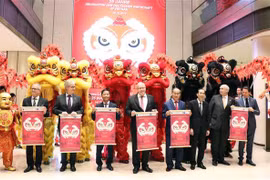 Bí thư Thành ủy Thành phố Hồ Chí Minh Nguyễn Thiện Nhân cùng Bộ trưởng Bộ Công Thương Trần Tuấn Anh; Bộ trưởng Kinh tế và Năng lượng Đức Peter Altmaier và Đại sứ Đức tại Việt Nam Christian Berger thực hiện nghi thức khánh thành Ngôi nhà Đức. (Ảnh: Xuân Kh
