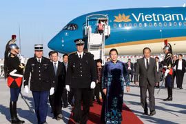 Quang cảnh lễ đón Chủ tịch Quốc hội Nguyễn Thị Kim Ngân tại sân bay Orly. (Ảnh: Trọng Đức/TTXVN)