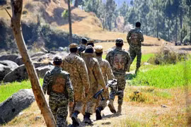 Binh sỹ Pakistan tuần tra gần khu vực máy bay chiến đấu của Ấn Độ được cho là bị Pakistan bắn hạ ở Balakot, Pakistan. (Nguồn: THX/TTXVN)