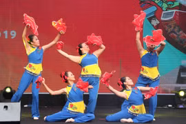 Chương trình biểu diễn nghệ thuật của Singapore tại lễ hội. (Ảnh: Văn Điệp/TTXVN)