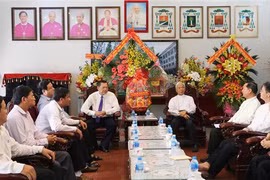 Đoàn công tác chúc mừng Giáng sinh 2018 tại Tòa giám mục Long Xuyên. (Ảnh: Công Mạo/TTXVN)