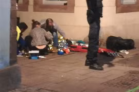Hỗ trợ người bị thương tại hiện trường vụ nổ súng ở chợ Giáng sinh Strasbourg tối 11/12/2018. (Ảnh: AFP/ TTXVN)