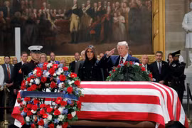 [Video] Tổng thống Mỹ Donald Trump tới viếng ông Bush ở Đồi Capitol