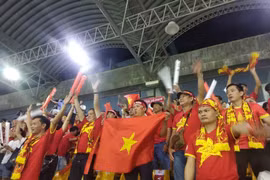 [Video] Cổ động viên ăn mừng bàn thắng đầu tiên trước Philippines