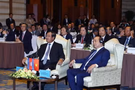 Thủ tướng Chính phủ Nguyễn Xuân Phúc và Thủ tướng Chính phủ Hoàng gia Campuchia Samdech Techo Hun Sen dự Diễn đàn Doanh nghiệp Việt Nam-Campuchia. (Ảnh: Thống Nhất/TTXVN)