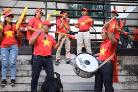 Cổ động viên Việt Nam đến sân Panaad (Bacolod, Philippines). (Ảnh: Hoàng Linh/TTXVN)