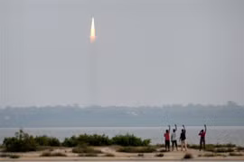 Tên lửa đẩy PSLV-C43 mang theo vệ tinh quan sát HysIS rời bệ phóng từ Trung tâm vũ trụ Satish Dhawan (SDSC), đảo Sriharikota, ngoài khơi vịnh Bengal ngày 29/11/2018. (Ảnh: AFP/TTXVN)