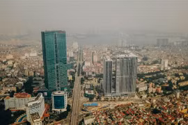 Toàn cảnh toà nhà Lotte và tuyến đường Nguyễn Chí Thanh-Liễu Giai. (Ảnh: Thành Đạt/TTXVN)